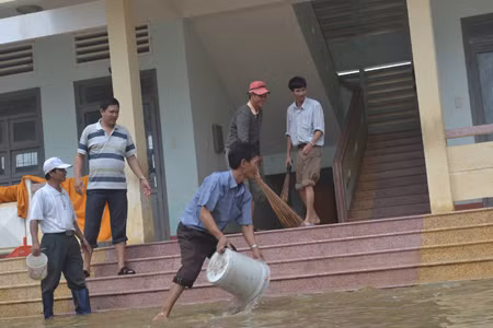 Hầu hết giáo viên vùng lũ đều được người thân và đồng nghiệp chúc mừng ngày 20.11 qua điện thoại. ảnh Việt Hương