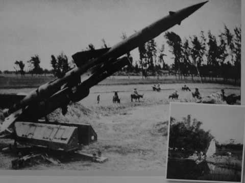 Đại tướng Võ Nguyên Giáp cùng lãnh đạo Quân chủng Phòng không không quân chuẩn bị phương án đánh B52 của Mỹ