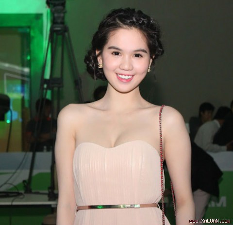 Hiền Thục Hoa hậu Ngọc Hân. "Nữ hoàng nội y" Ngọc Trinh Ca sĩ Phương Linh Hot girl Chi Pu Trúc Diễm Yến Trang Hot girl Kelly "Công chúa bong bóng" Bảo Thy Elly Trần Kim Hiền Trương Ngọc Ánh Hot girl Midu Dương Yến Ngọc Hồ Ngọc Hà Siêu mẫu Trang Trần Hot girl Huyền Lizze Jenifer Phạm "Bà mẹ nhí" Phương Trinh. Bảo Trân