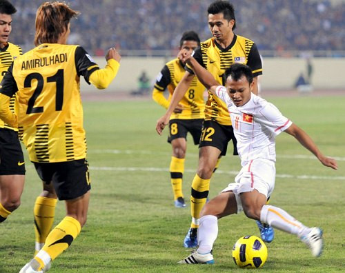 Thành tích từ tháng 7/2011 đến 7/2012 giúp tuyển Việt Nam (áo trắng) không bị tụt quá sâu trên bảng xếp hạng FIFA tháng 6 năm nay. Ảnh: Hoàng Hà