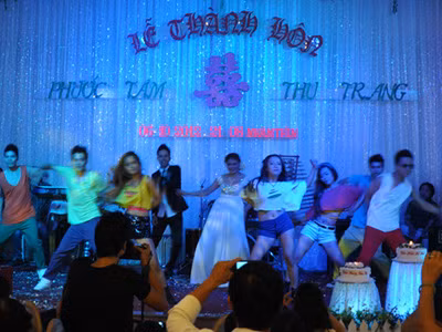 Cô dâu chú rể cùng biểu diễn điệu nhảy Kpop với vũ đoàn. Ảnh: chụp từ clip Cô dâu chú rể cùng biểu diễn điệu nhảy Kpop với vũ đoàn