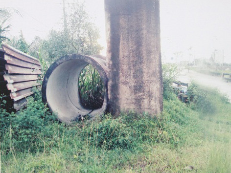 Ống cống nơi Sang hiếp dâm Ch.