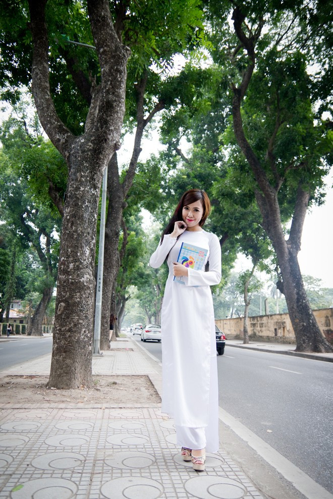 Tuy nhiên, lần này cô lại khiến nhiều người bất ngờ khi thể hiện vẻ đẹp kín đáo trong tà áo dài