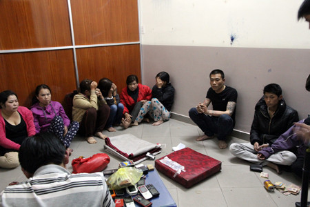 Các đối tượng bị bắt quả tang đánh bạc. Các đối tượng bị bắt quả tang đánh bạc