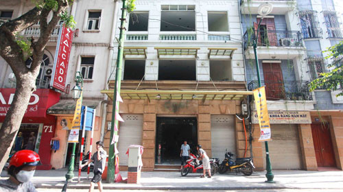 Công nhân sửa sang lại nội thất tầng 1 của ngôi nhà 73 Tràng Thi (Hà Nội), vốn từng là trụ sở của Công ty TNHH Agel VN (ảnh chụp chiều 3-7). Ảnh: Nguyễn Khánh