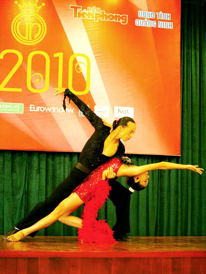 Cả khán phòng chật kín khán giả như bị cuốn theo điệu nhảy rumba quyến rũ của thí sinh Đào Thị Hân và người bạn nhảy Lê Xuân Trí đến từ Trường ĐH Văn hóa Hà Nội. Ảnh: Xuân Phú