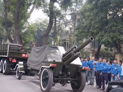 Những chiếc xe pháo trong buổi diễn tập Bài viết: http://news.zing.vn/Dai-phao-dien-tap-le-tang-truoc-nha-Dai-tuong-post359190.html#home_featured.noibat Nguồn Zing News 