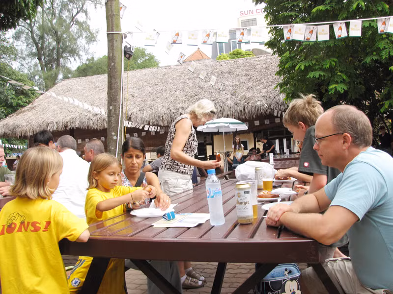 Nhiều gia đình cùng đến thưởng thức bia