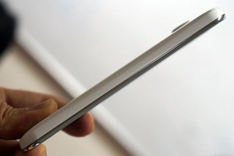 Revo HD4 không nhẹ lắm, camera thiết kế lồi ra dễ xước