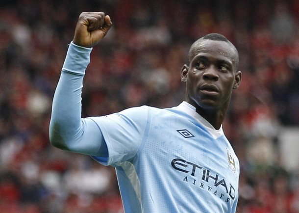 Balotelli ghi hai bàn trong chiến thắng của Man City
