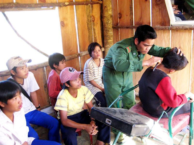 Quán cắt tóc ấm tình quân dân. Ảnh: Nguyễn Thành