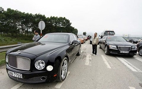 Chiếc Bentley trị giá hơn 10 tỷ đồng trong dàn xe rước dâu