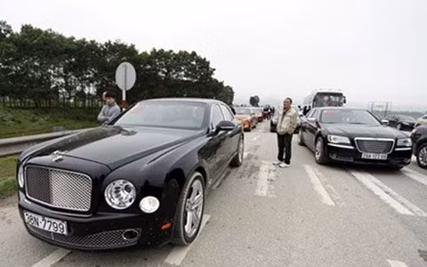 Chiếc Bentley trị giá hơn 10 tỷ đồng trong dàn xe rước dâu. Chiếc Bentley trị giá hơn 10 tỷ đồng trong dàn xe rước dâu