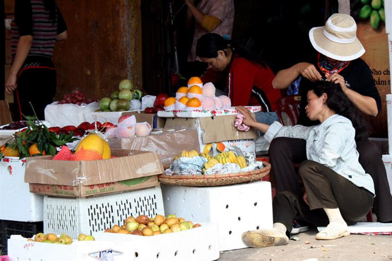 Không bán được hàng thì ngồi... nhổ tóc sâu!