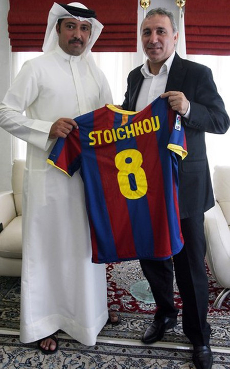 Stoichkov (phải) nhận áo lưu niệm từ tay tổng thư ký Ủy ban Olympic Bahrain tháng 10-2010 - Ảnh: Getty Images