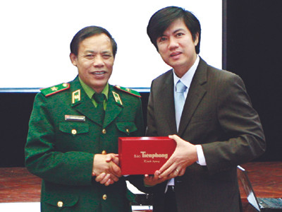 Tổng biên tập Đoàn Công Huynh trao quà lưu niệm cho Thiếu tướng Nguyễn Xuân Quảng – Chủ nhiệm Chính trị Bộ đội Biên phòng. Ảnh: Hồng Vĩnh