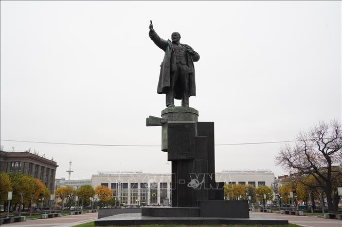 Tượng đài Lenin trước cửa Nhà ga Phần Lan ở St. Petersburg, mô tả thời điểm Người trở về nước Nga ngày 3/4/1917, đứng trên xe bọc thép phát biểu trước đám đông công nhân – binh sĩ. Tượng đài Lenin trước cửa Nhà ga Phần Lan ở St. Petersburg, mô tả thời điểm Người trở về nước Nga ngày 3/4/1917, đứng trên xe bọc thép phát biểu trước đám đông công nhân – binh sĩ.