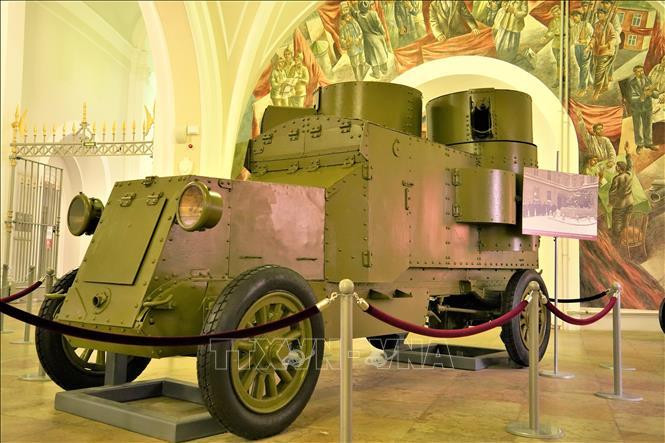 Chiếc ôtô bọc thép Austin-Putiloves “Kẻ thù của Tư bản” tại Bảo tàng Lịch sử-Quân sự Pháo binh Nga, biểu tượng của cuộc Cách mạng năm 1917. Chiếc ôtô bọc thép Austin-Putiloves “Kẻ thù của Tư bản” tại Bảo tàng Lịch sử-Quân sự Pháo binh Nga, biểu tượng của cuộc Cách mạng năm 1917.
