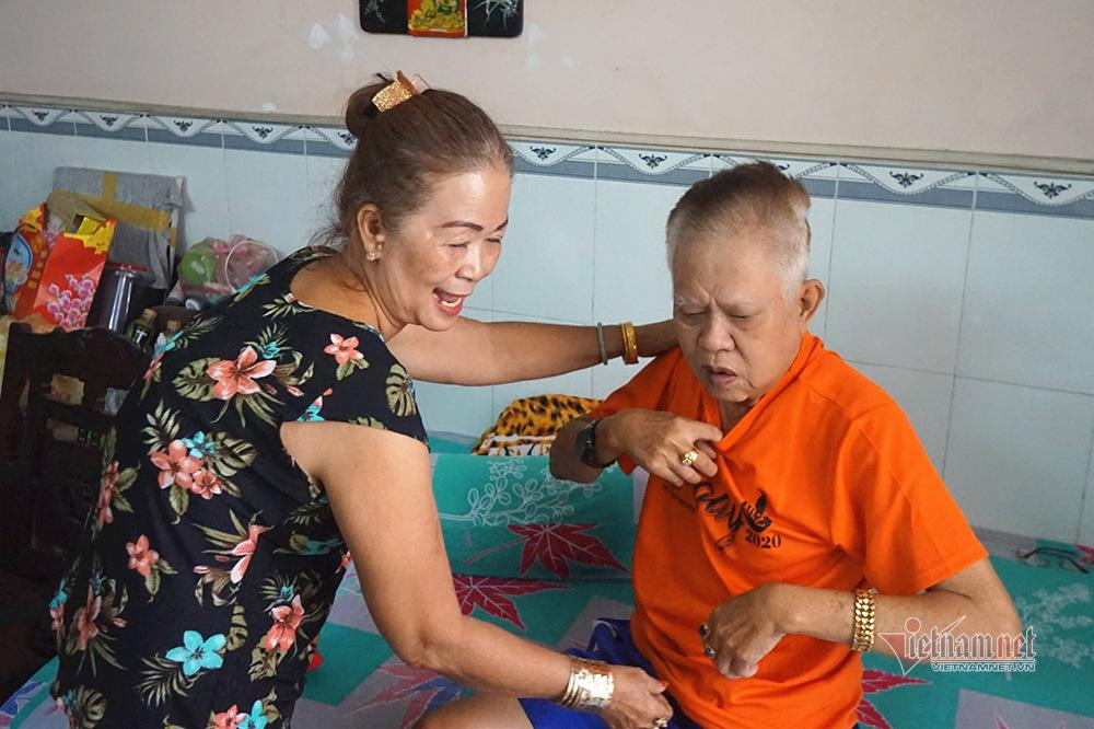 Vinh Sử và vợ thứ 3 - bà Lệ.