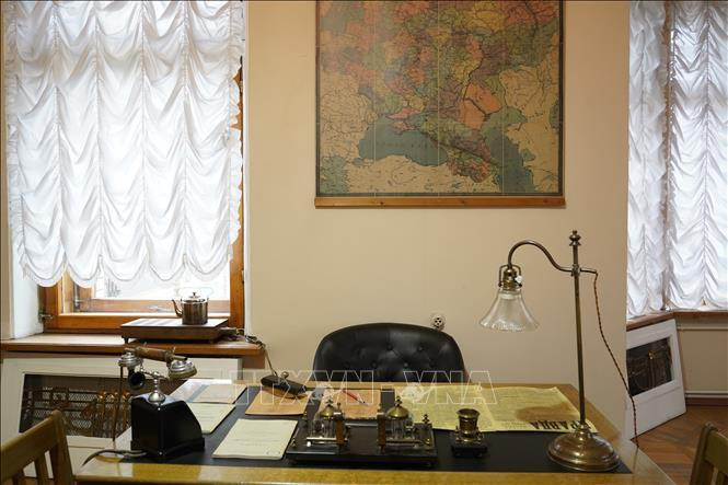 Bàn làm việc trong "Phòng làm việc của V. I. Lenin" tại Bảo tàng Lịch sử Chính trị LB Nga ở St. Petersburg. Bàn làm việc trong "Phòng làm việc của V. I. Lenin" tại Bảo tàng Lịch sử Chính trị LB Nga ở St. Petersburg.