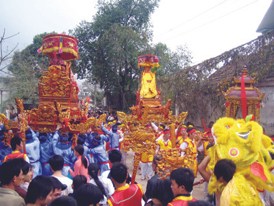 Kiệu quay khi rước về Đền Bà Chúa. Kiệu quay khi rước về Đền Bà Chúa