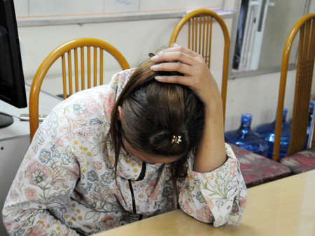 Đối tượng Hằng liên tục khóc nức nở trước cơ quan điều tra. Đối tượng Hằng liên tục khóc nức nở trước cơ quan điều tra