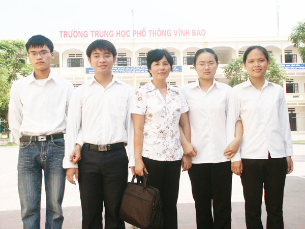 Cô giáo chủ nhiệm lớp 12A1 và bốn thủ khoa. Ảnh: Phạm Duẩn. Cô giáo chủ nhiệm lớp 12A1 và 4 thủ khoa Ảnh: Phạm Duẩn