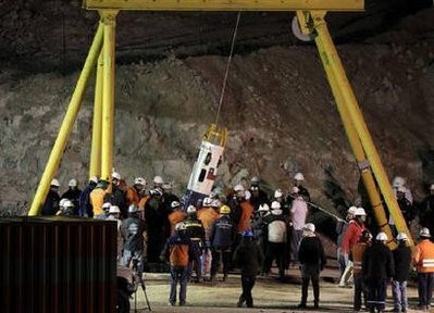  Ảnh 1 (Reuters): Rạng sáng 13-10 (giờ Hà Nội), khoang cứu hộ Phoenix (Phượng Hoàng) đã được kiểm tra kỹ thuật và đưa xuống hầm mỏ