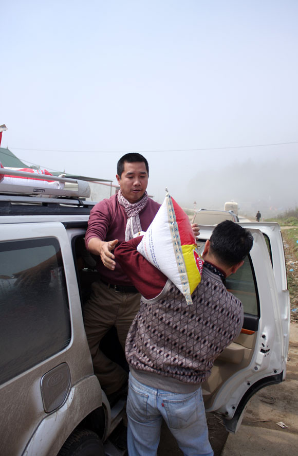 Thêm gạo cho các em học sinh