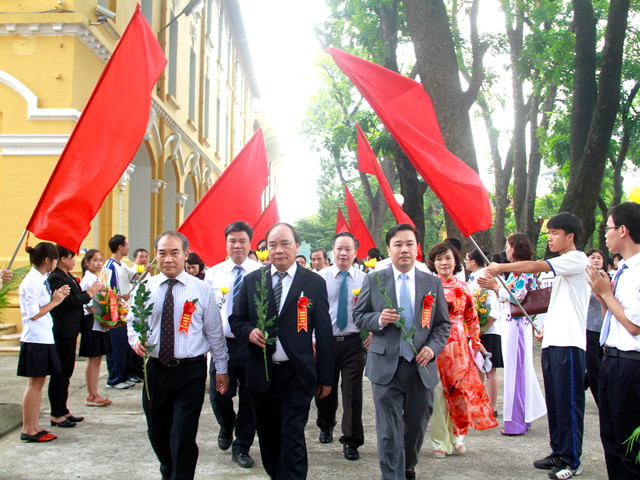 Dự lễ khai giảng, Phó Thủ tướng Nguyễn Xuân Phúc cùng thầy và trò trường THPT Chu Văn An tiến hành hoạt động truyền thống dâng hoa và tưởng niệm trước tượng đài thầy giáo Chu Văn An. Tham dự lễ khai giảng, Phó thủ tướng Nguyễn Xuân Phúc cùng thầy và trò trường Chu Văn An tiến hành hoạt động truyền thống dâng hoa và tưởng niệm trước tượng đài thầy giáo Chu Văn An
