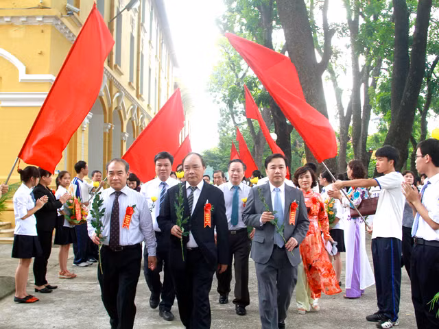 Tham dự lễ khai giảng, Phó thủ tướng Nguyễn Xuân Phúc cùng thầy và trò trường Chu Văn An tiến hành hoạt động truyền thống dâng hoa và tưởng niệm trước tượng đài thầy giáo Chu Văn An