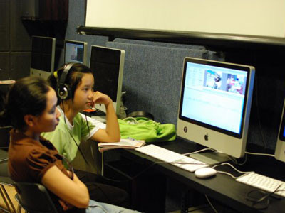 Giảng viên hướng dẫn học viên dựng phim trong phòng dựng của TPD