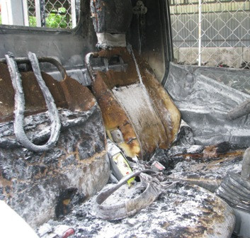 Ngọn lửa cháy sang phần ghế ngồi.... Ngọn lửa cháy sang phần ghế ngồi...