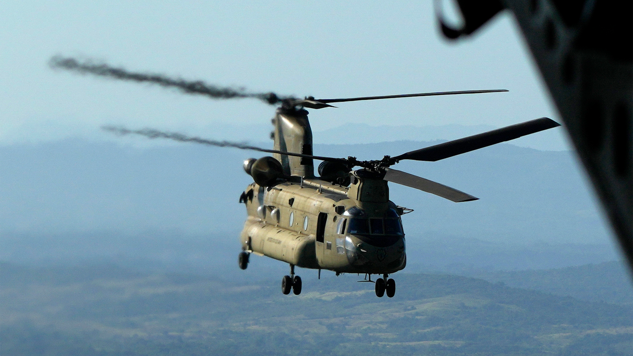 Một chiếc trực thăng CH-47 của Quân đội Mỹ bay qua tỉnh Cagayan, miền bắc Philippines trong một cuộc tập trận quân sự chung ngày 6/5/2024. Thủy quân lục chiến Mỹ và Philippines đã tổ chức các cuộc tập trận sẵn sàng chiến đấu thường niên mang tên Balikatan, tiếng Tagalog có nghĩa là “Vai kề vai”, nhằm thể hiện sự sẵn sàng chiến đấu của quân đội đồng minh tại thị trấn cực bắc của Philippines hướng về phía nam Đài Loan (Trung Quốc). Ảnh: AP.