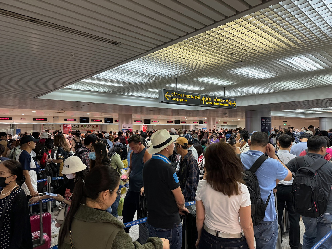 Xếp hàng dài chờ nhập cảnh tại sân bay quốc tế Tân Sơn Nhất, TPHCM. Ảnh: Matthew Klint. Xếp hàng dài chờ nhập cảnh tại sân bay quốc tế Tân Sơn Nhất, TPHCM. Ảnh: Matthew Klint.