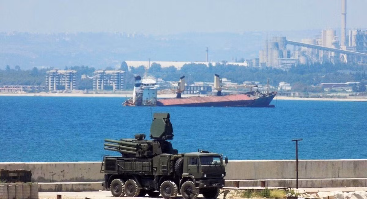 Hệ thống phòng không Pantsir-S1 của Nga bảo vệ căn cứ hải quân tại cảng Tartus. Ảnh: Defense Express.