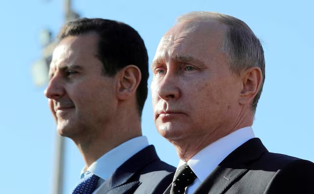 Ngày 11/12/2017, Tổng thống Nga Vladimir Putin (phải) và Tổng thống Syria Bashar al-Assad thăm căn cứ không quân Hmeimim ở tỉnh Latakia, Syria. Ảnh: Sputnik. Ngày 11/12/2017, Tổng thống Nga Vladimir Putin (phải) và Tổng thống Syria Bashar al-Assad thăm căn cứ không quân Hmeimim ở tỉnh Latakia, Syria. Ảnh: Sputnik.