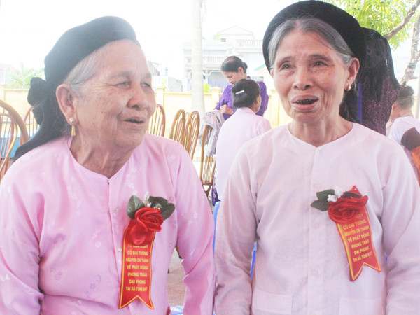 Hai cô gái của đội Võ Thị Sáu năm xưa ngồi ôn lại thời trống giong cờ mở