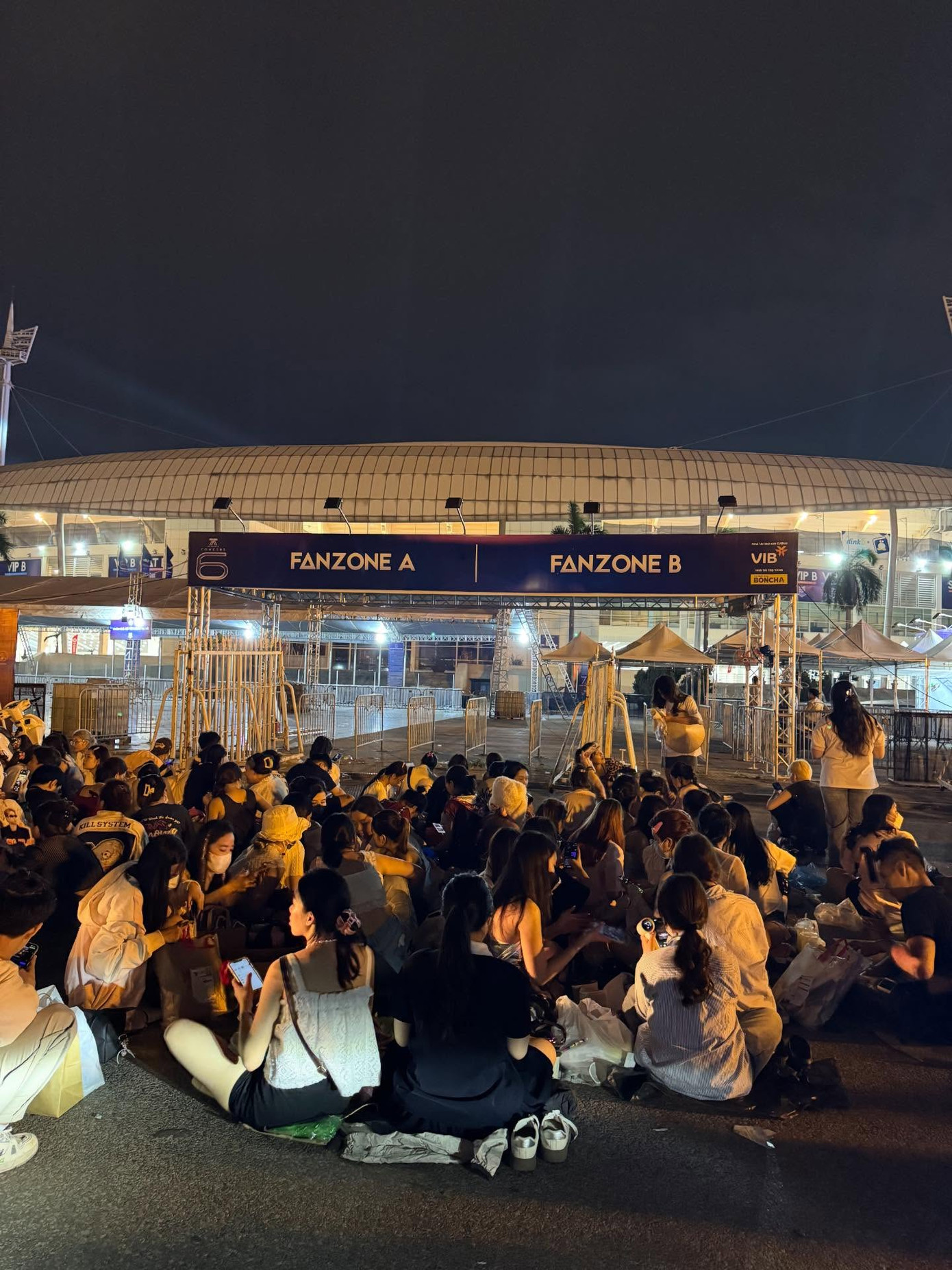 Khán giả ngồi chờ đến giờ check-in từ lúc nửa đêm. Nguồn ảnh: buii_thuw (Threads) Khán giả ngồi chờ đến giờ check-in từ lúc nửa đêm. Nguồn ảnh: buii_thuw (Threads)