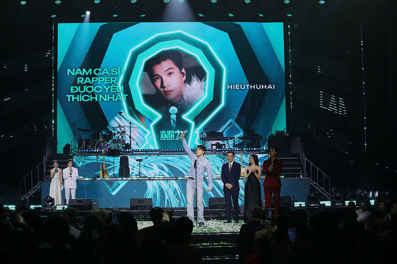 HIEUTHUHAI chiếm trọn cảm tình từ khán giả lẫn hội đồng chuyên môn. HIEUTHUHAI chiếm trọn cảm tình từ khán giả lẫn hội đồng chuyên môn.