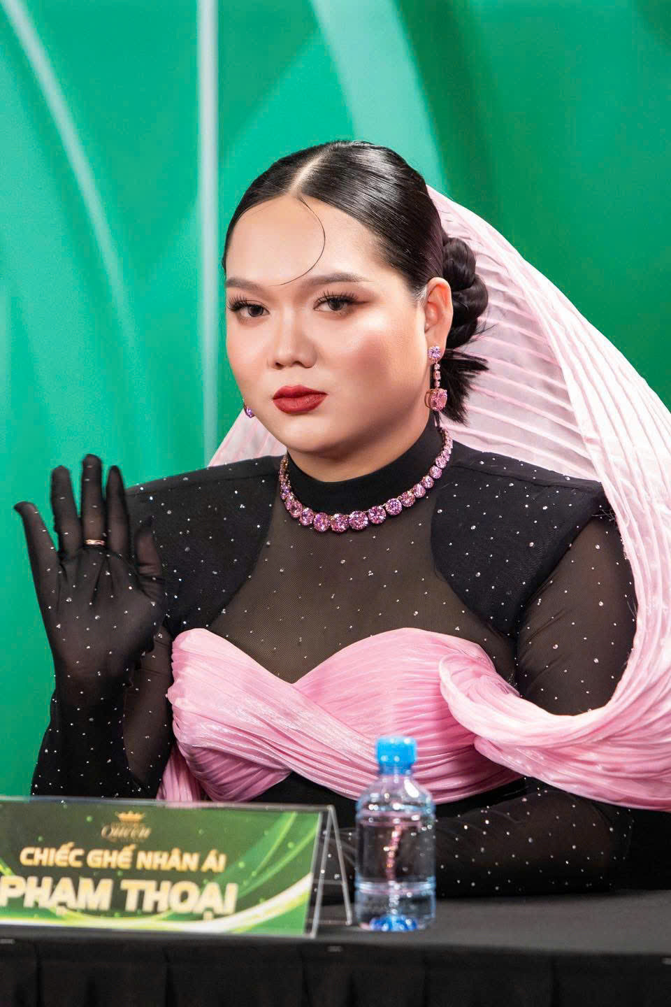 Trong quá trình thi, Phạm Thoại đã đề nghị giúp đỡ nhiều học viên. Trong quá trình thi, Phạm Thoại đã đề nghị giúp đỡ nhiều học viên.