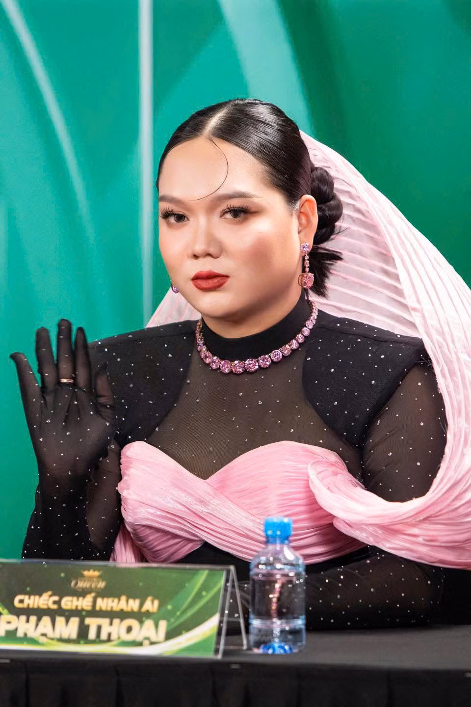Trong quá trình thi, Phạm Thoại đã đề nghị giúp đỡ nhiều học viên.