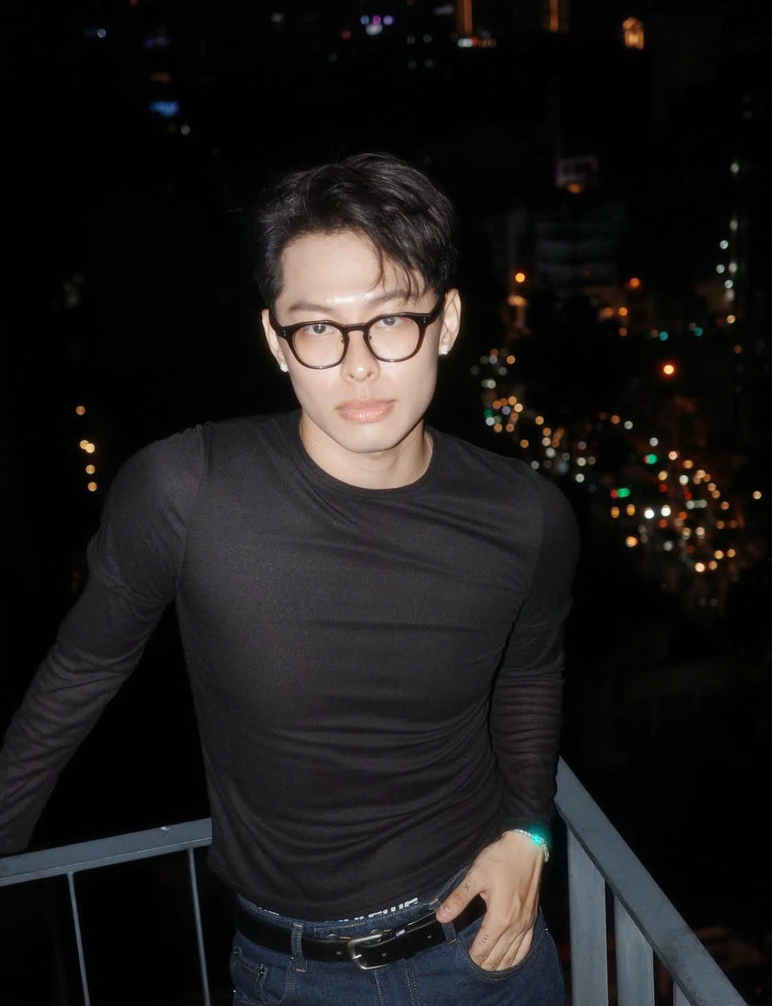 Một số fan cũng tinh ý nhận ra lý do gần đây HURRYKNG thường xuyên mặc áo tay dài - hóa ra là để che đi vết thương chưa lành.