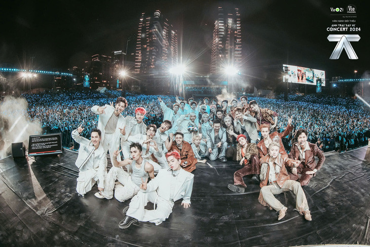 Địa điểm tổ chức lần này còn được cho là có "duyên" với sự vắng mặt, khi mỗi lần concert diễn ra tại đây đều thiếu ít nhất một thành viên. Địa điểm tổ chức lần này còn được cho là có "duyên" với sự vắng mặt, khi mỗi lần concert diễn ra tại đây đều thiếu ít nhất một thành viên.