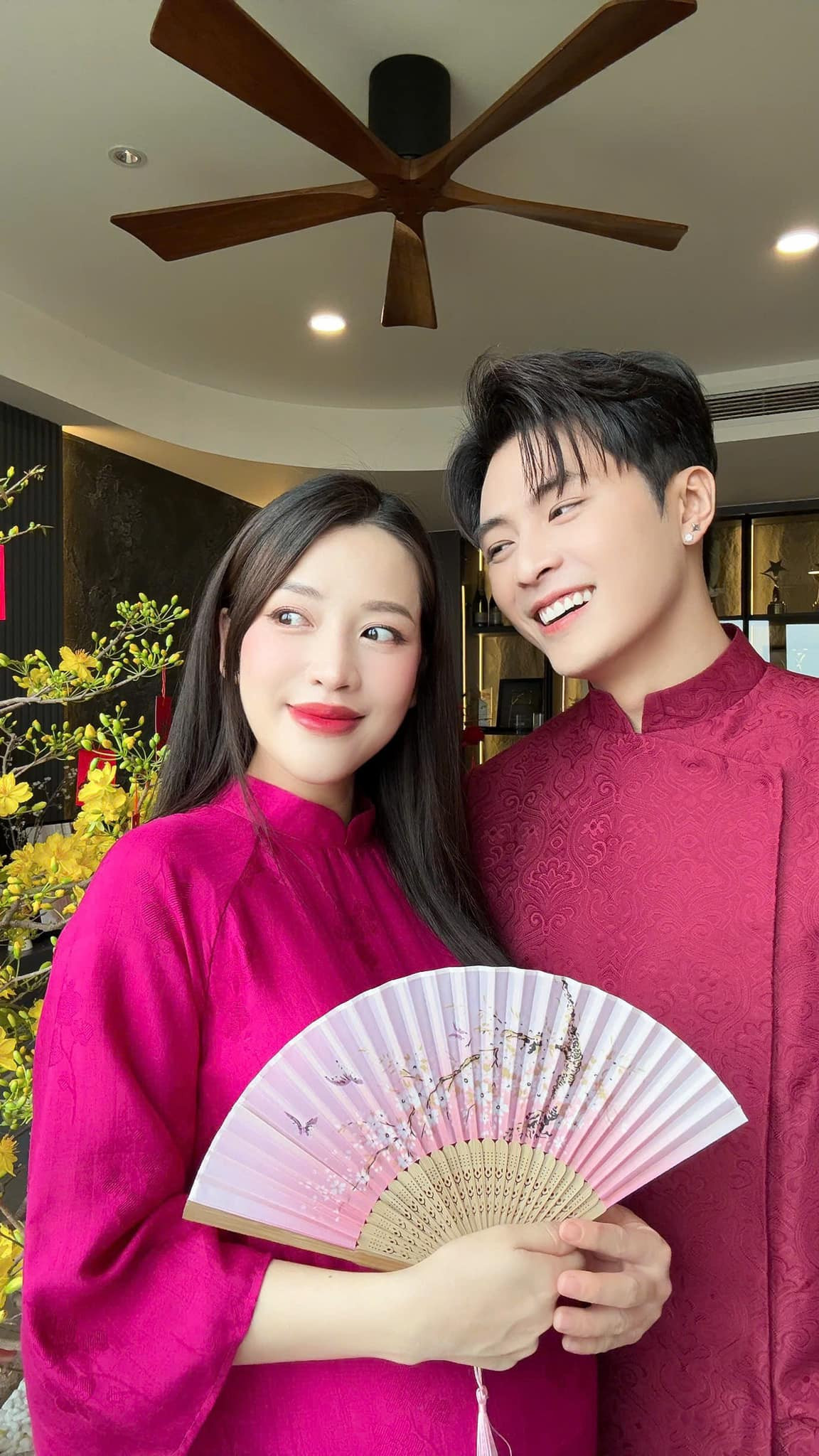 Vợ chồng Puka - Gin Tuấn Kiệt diện áo dài ton sur ton. Vợ chồng Puka - Gin Tuấn Kiệt diện áo dài ton sur ton.