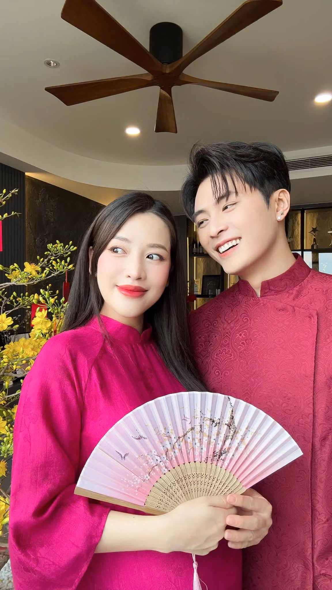 Vợ chồng Puka - Gin Tuấn Kiệt diện áo dài ton sur ton.