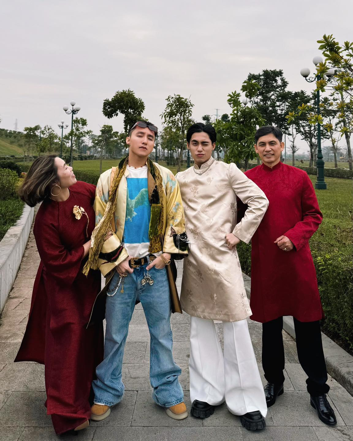 Netizen thả "bão tim" cho khung hình tràn ngập visual của gia đình nhà Sơn Tùng M-TP. "Nhà này mạnh, mạnh ai nấy đẹp!" - là những bình luận mà khán giả để lại. Netizen thả "bão tim" cho khung hình tràn ngập visual của gia đình nhà Sơn Tùng M-TP. "Nhà này mạnh, mạnh ai nấy đẹp!" - là những bình luận mà khán giả để lại.