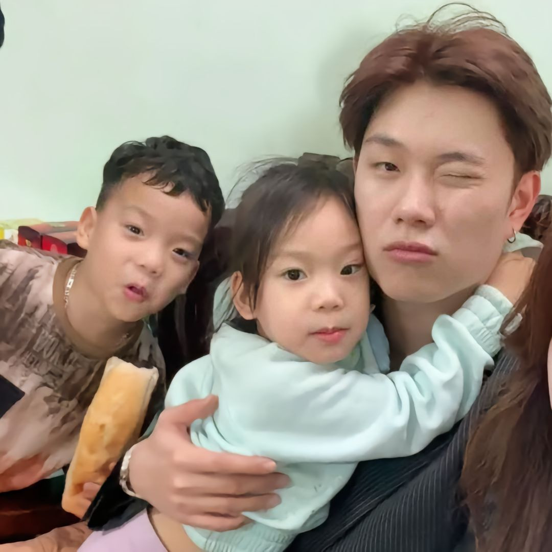 "Anh trai" Dương Domic sau khi được gia đình chào đón bằng bữa tiệc thịnh soạn đã nhanh chóng bật chế độ "kết nối với công việc trông cháu". "Anh trai" Dương Domic sau khi được gia đình chào đón bằng bữa tiệc thịnh soạn đã nhanh chóng bật chế độ "kết nối với công việc trông cháu".