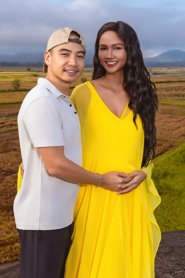 Người đẹp vẫn giữ thần sắc tươi tắn khi mang bầu. Ảnh: FBNV.