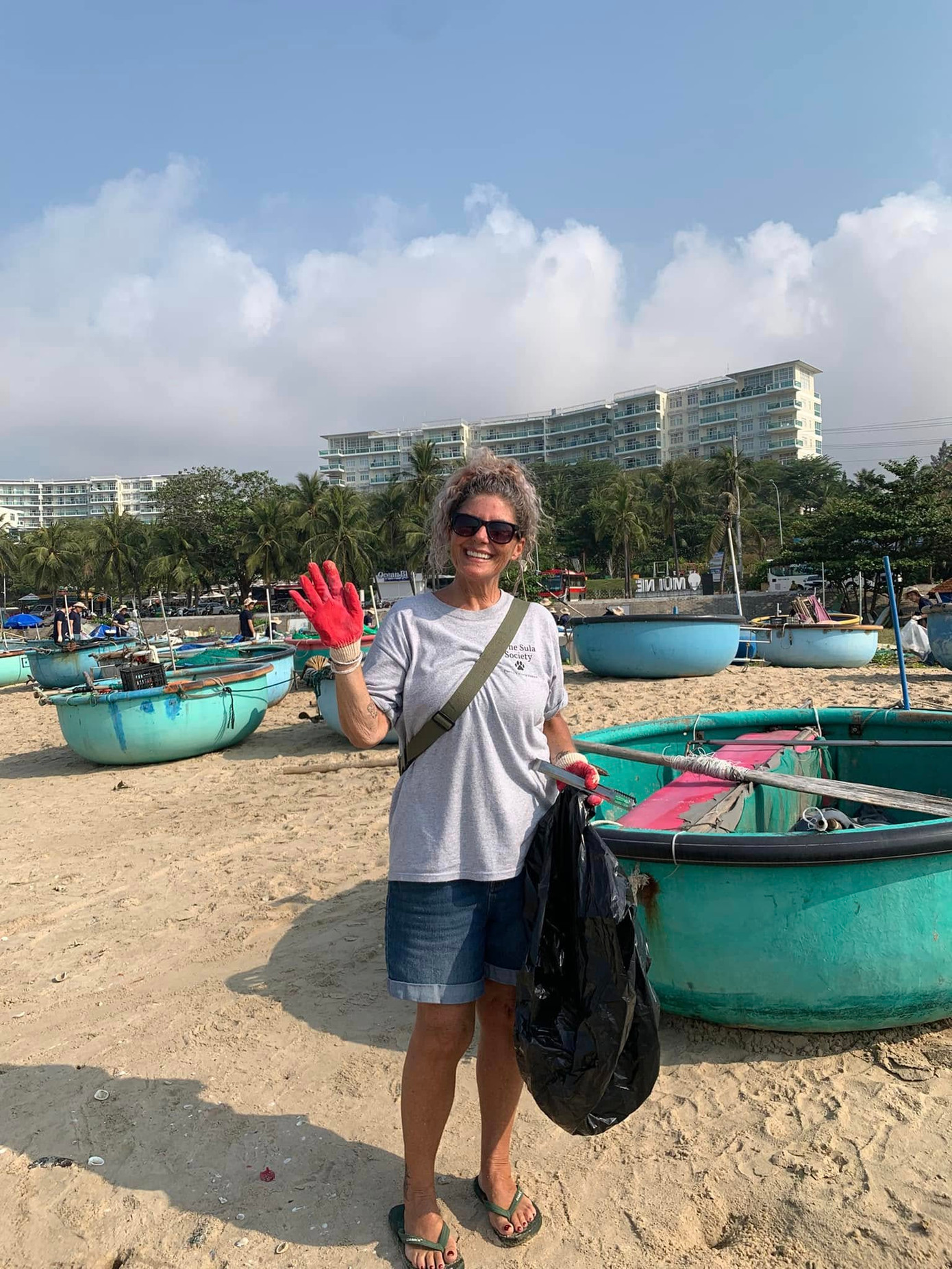 Không chỉ các tình nguyện viên, du khách quốc tế cũng hào hứng tham gia chương trình. Ảnh: Tuổi Trẻ Phường Phú Hài